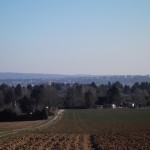 Blick über die Felder. Im Hintergrund Igstadt