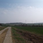 Meine Laufrichtung, immer den Windkraftanlagen nach.