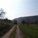 Das Dorf ist gleich hinter der nächsten Kurve