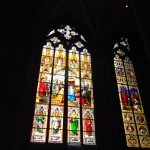 Dieses Fenster zeigt wie die heiligen Drei Könige Jesus nach der Geburt aufsuchten.