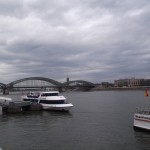 Im Hintergrund die Hohenzollern Brücke