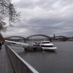 Hohenzollern Brücke, davor ein Passagierschiff