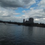 Deutzer Brücke, dahinter ein Hochhaus