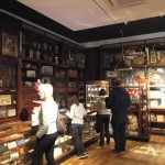 Tante-Emma-Laden mit etlichen alten Schokoladenverpackungen