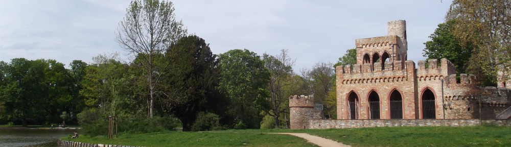 Mosburg gegenüber des Prinzessinnenweiher