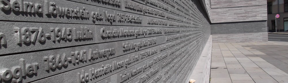 Das Namensband mit den Namen der 1507 Opfern der Nationalsozialisten