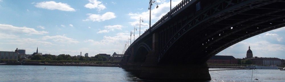 Theodor-Heuss-Brücke von Kastel aus gesehen