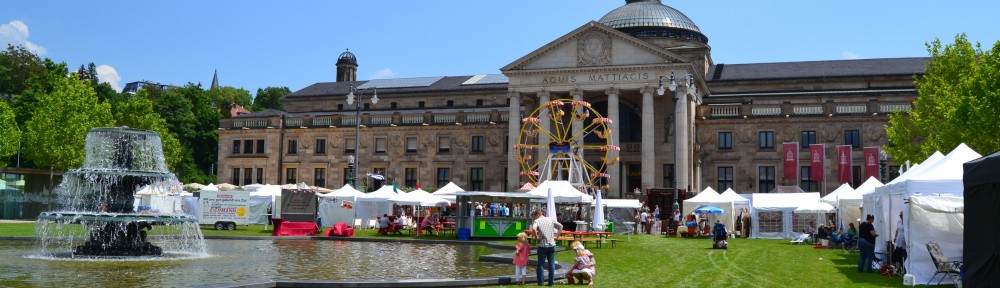 Buntes Treiben auf dem Kunsthandwerksmarkt vor dem Kurhaus