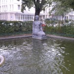 Steinskulptur einer knienden Frau in der Reisinger-Anlage