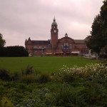 Der Hauptbahnhof Wiesbaden von der Reisinger-Anlage gesehen