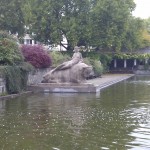 Skulptur eines liegenden Bullen in der Herbert-Anlage