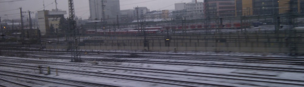 Schnee bedeckt die Gleise des Hauptbahnhofs in Frankfurt am Main