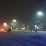 Die Kreuzung am Bahnhof Friedberg in tiefem Schnee