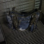 Meine Handtasche vermittelt einen ungefähren Eindruck davon wie man hier eingeschneit wird.