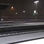 Verschneite Welt am Bahnhof in Friedberg
