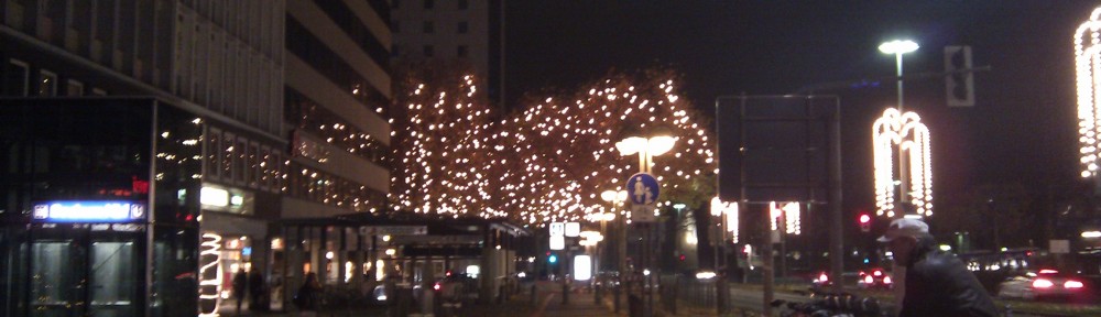 Beleuchtete Laubbäume