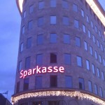Das Sparkassengebäude leuchtet wie ein Weihnachtsbaum