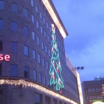 Und es gibt auch einen Weihnachtsbaum am Sparkassengebäude