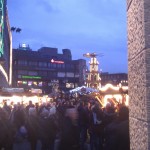 Eine große Weihnachtspyramide schmückt den Platz