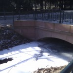 Brücke über den zugefrorenen Salzbach