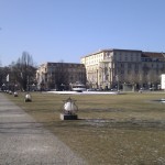Kurhaus-Vorplatz, im Hintergrund das Hotel Nassauer Hof