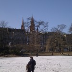 Menschen auf dem zugefrorenen Weiher