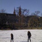 Menschen auf dem zugefrorenen Weiher