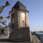 Pegelturm an der Rheinpromenade in Biebrich