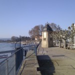 Die Rheinpromenade mit dem Pegelturm