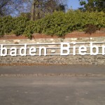 Schriftzug Wiesbaden-Biebrich an der Uferpromenade
