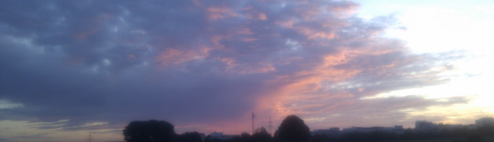 Wolken reflektieren das Restsonnenlicht des Sonnenuntergangs