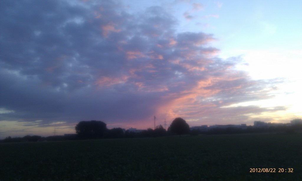 Wolken reflektieren das Restsonnenlicht des Sonnenuntergangs